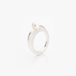 Plochý prsten se vsazenou sladkovodní perlou.
