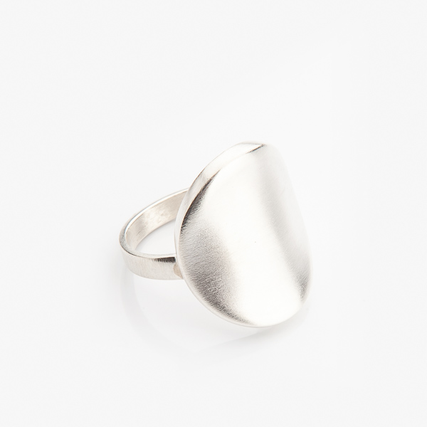 Elegantní křivky stříbrného prstýnku z dílny Šperkařky Marie Bernotové