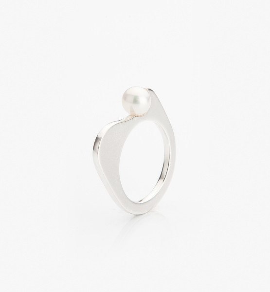 Asymetrický stříbrný prsten s perlou.