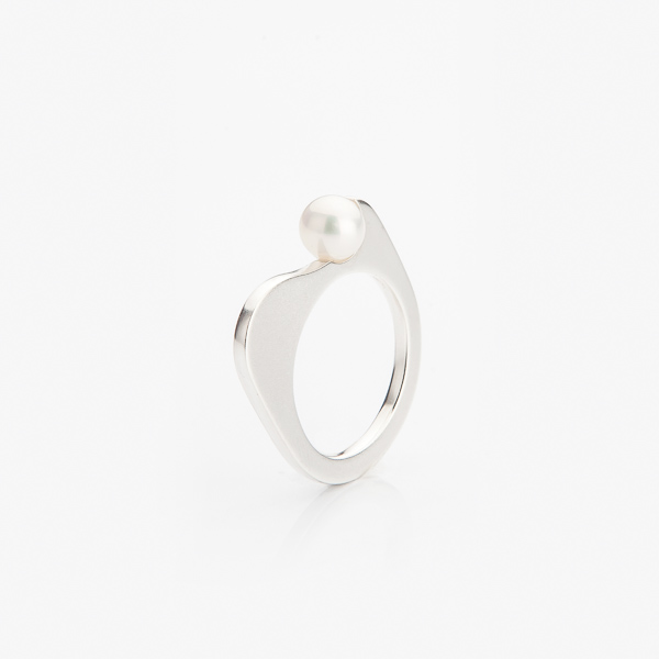 Asymetrický stříbrný prsten s perlou.